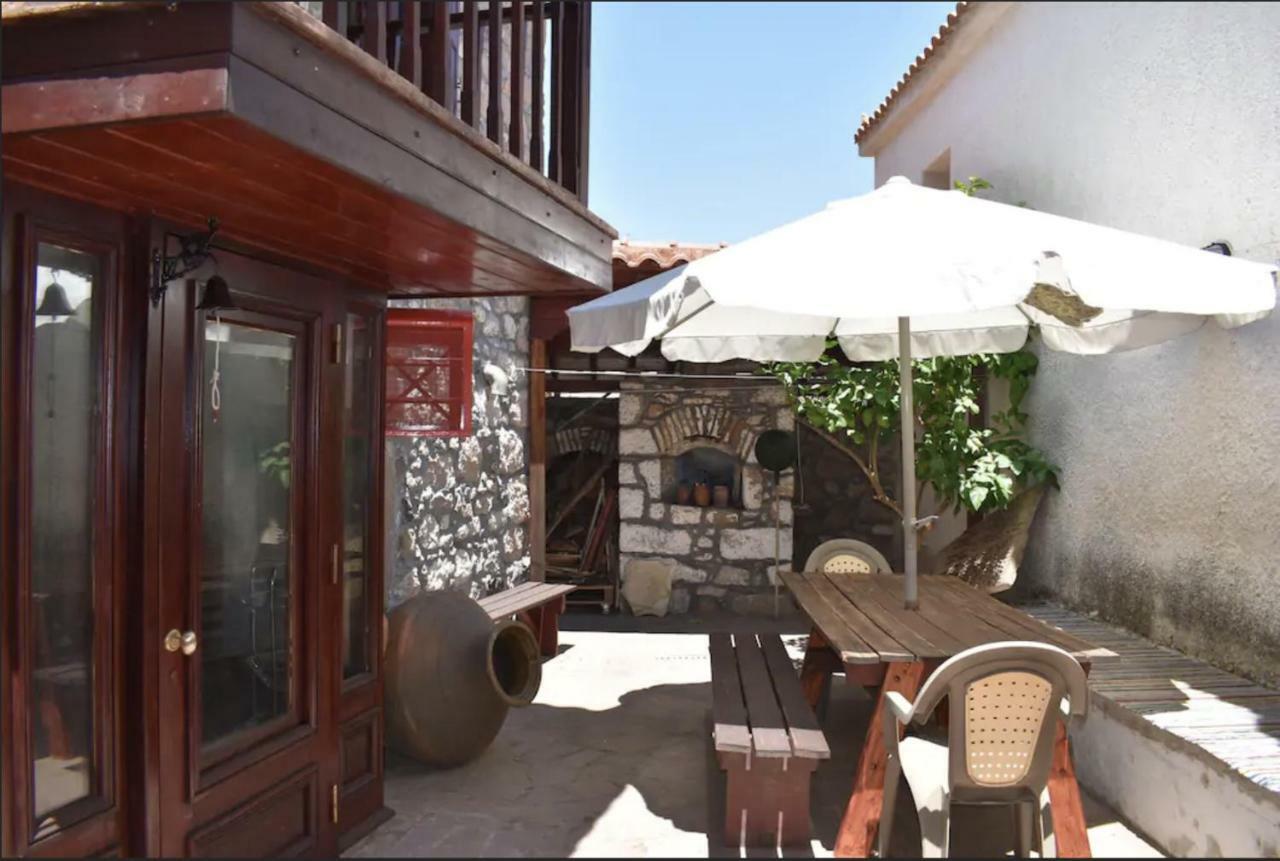 Wood And Stone In The Path Of Lava Antissa Exterior foto
