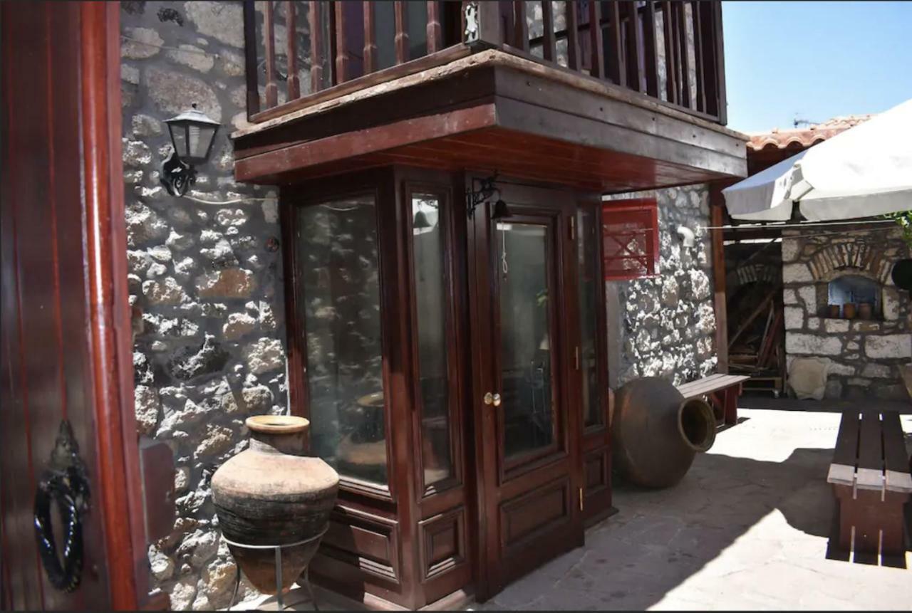 Wood And Stone In The Path Of Lava Antissa Exterior foto