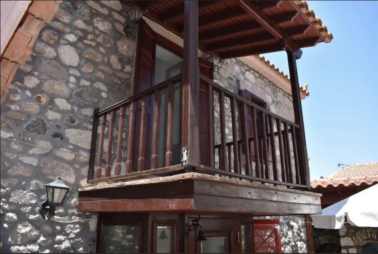 Wood And Stone In The Path Of Lava Antissa Exterior foto
